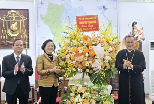 Phó Thủ tướng Chính phủ Phạm Thị Thanh Trà thăm, chúc mừng Giáng sinh tại Tòa Giám mục Bắc Ninh	